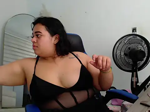 oliviia cute online show from October 29, 4:39 am