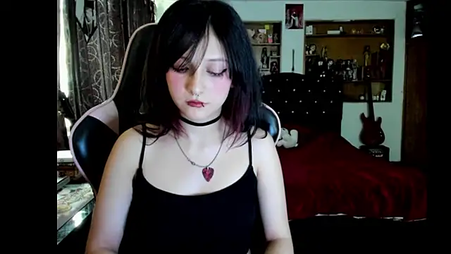 Maki Zein  online show from April 14, 9:37 pm