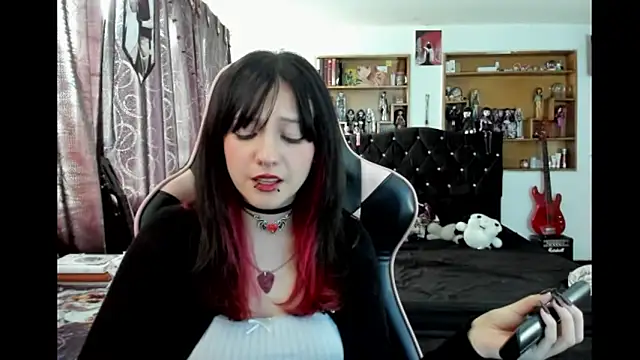 Maki Zein  online show from March 12, 8:44 pm