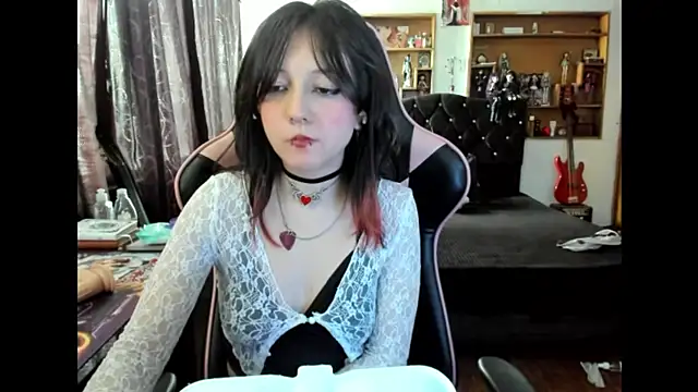 Maki Zein  online show from November 26, 7:15 pm