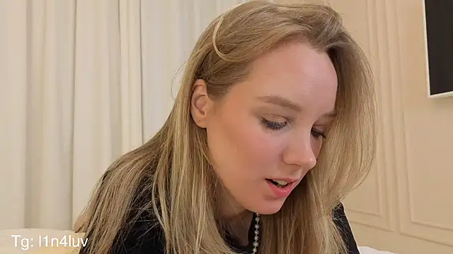 AIicaparkerc online show from November 13, 9:14 pm