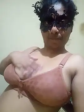 Expose Queen online show from March 3, 5:41 pm