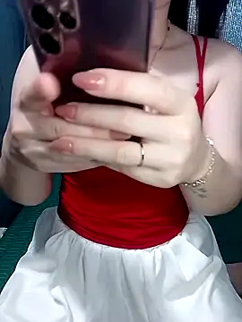LeanaLy online show from May 18, 11:38 am
