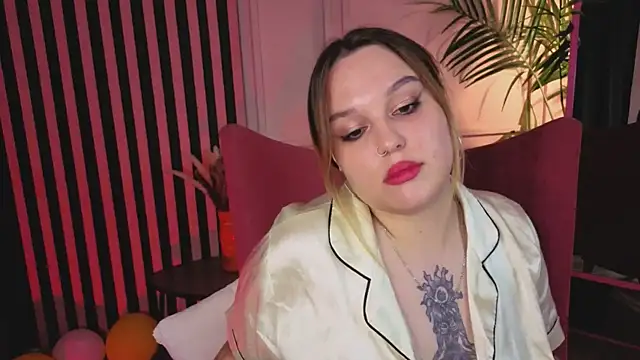 kiki mikki  online show from October 18, 8:43 pm