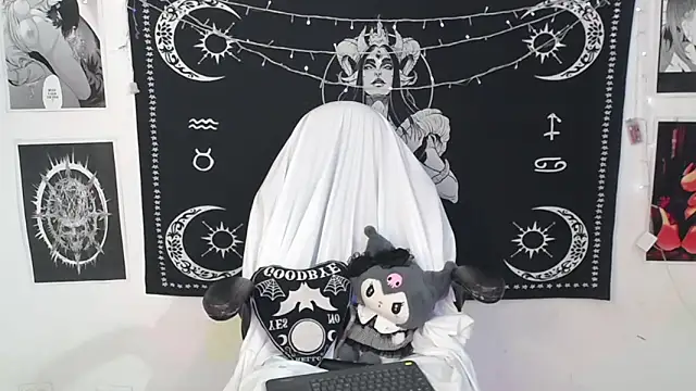 SweetDevil777  online show from November 18, 11:15 pm