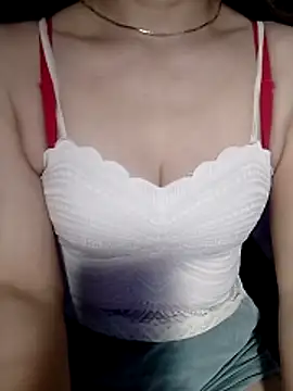 YiyinLy online show from June 16, 1:12 pm