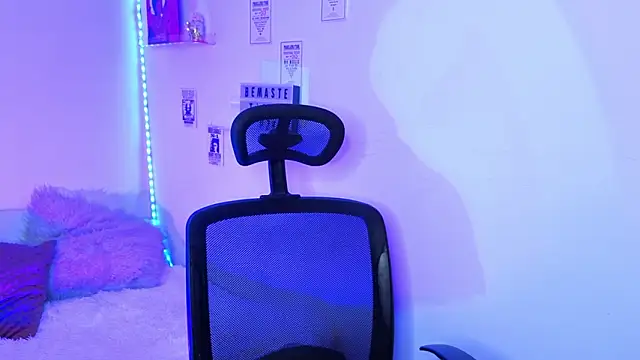 Emily Lindey online show from March 8, 5:33 am