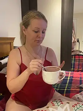 madamlillyrose online show from December 16, 9:04 am