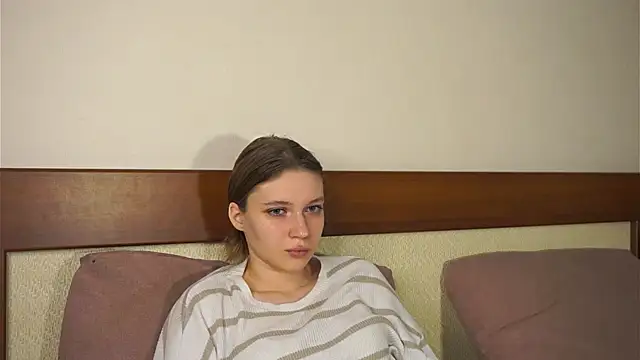 RoslynArcuo online show from October 25, 9:32 pm