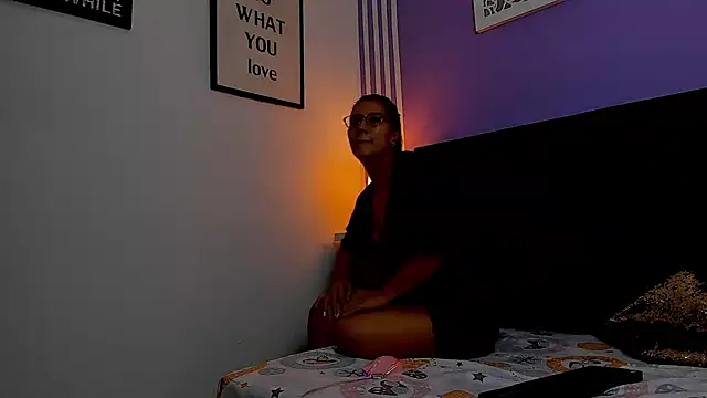 tall hot brunette online show from October 17, 2:09 pm
