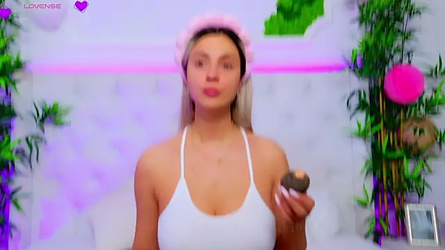 Snapshot of AriannaSins chatting on September 24, 12:26 pm AriannaSins online show from September 24, 12:26 pm