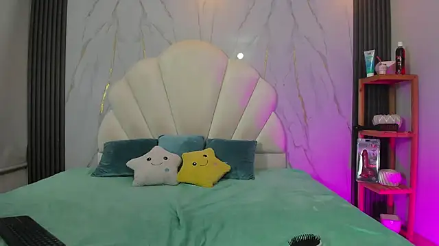 hoot booys  online show from April 7, 3:41 am