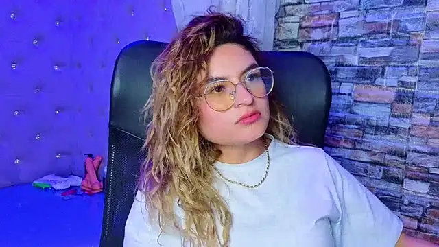 EmiliRouse  online show from December 14, 2:50 am