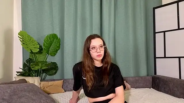 FabiolaCowing online show from November 8, 6:24 pm