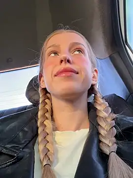 kira mia online show from April 17, 4:09 pm