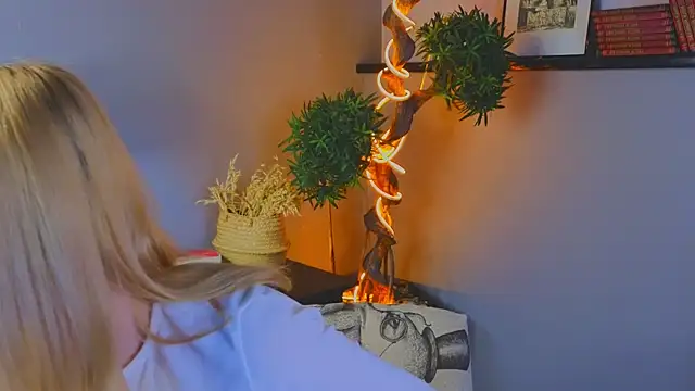 YungLyssy online show from November 9, 3:46 am