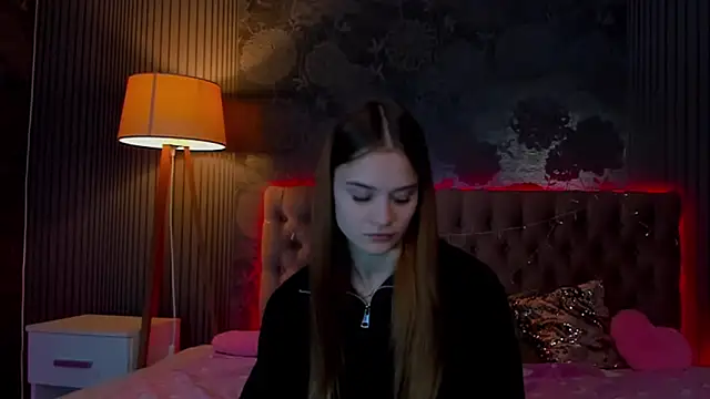 LuisaClover online show from November 29, 1:37 pm