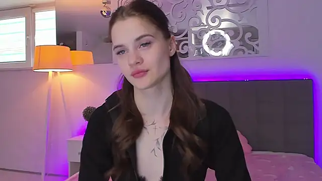 LuisaClover online show from March 14, 1:23 pm