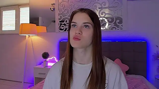 LuisaClover online show from April 18, 12:18 pm