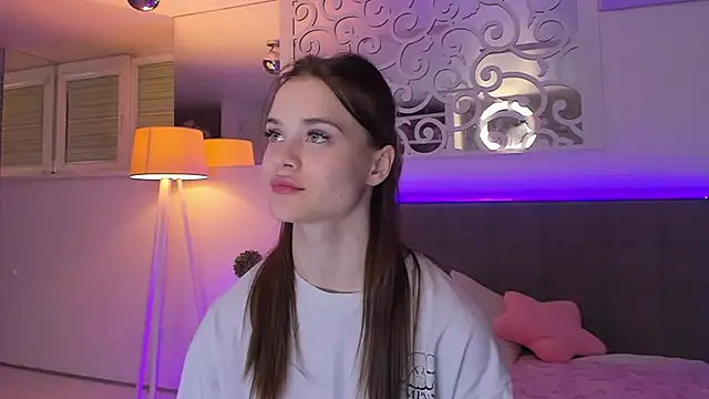 LuisaClover online show from March 1, 8:08 pm