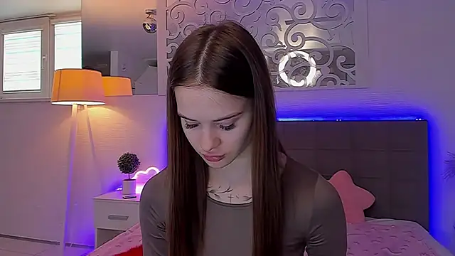 LuisaClover online show from April 17, 12:18 pm