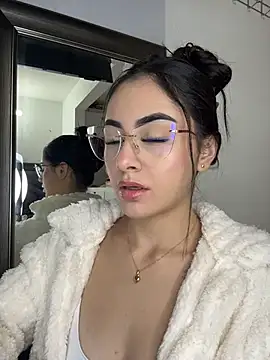 IslaCole online show from February 18, 1:49 am