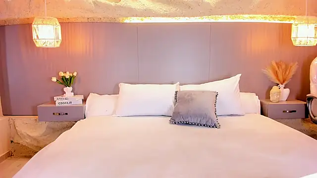 AmyColman  online show from April 10, 12:11 pm