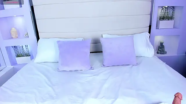 AmyColman  online show from February 9, 12:18 pm