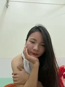 Bee Yellow00 online show from November 26, 5:19 am