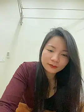 Bee Yellow00 online show from December 17, 6:17 am