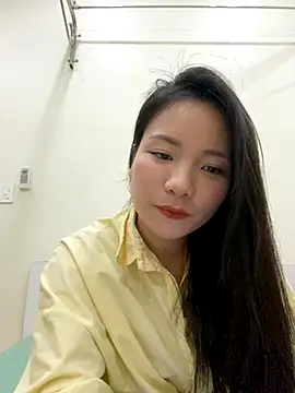 Bee Yellow00 online show from December 4, 4:37 am