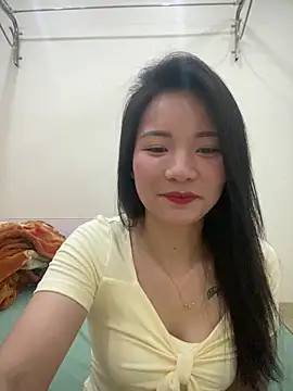 Bee Yellow00 online show from April 15, 4:57 am