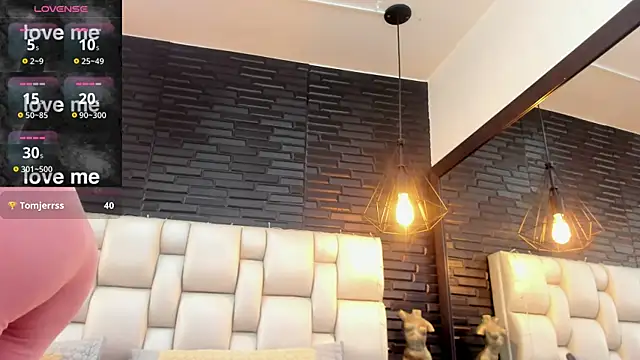 EmilyyRed online show from December 17, 8:24 pm