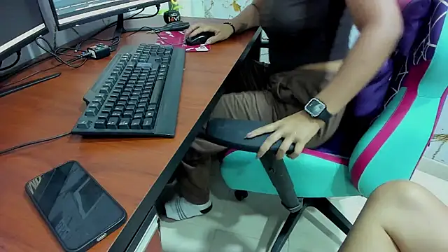 SaraChatChaud online show from November 10, 11:00 pm