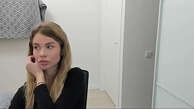 LinaBey online show from November 17, 8:48 am