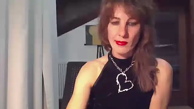 MissDyannis online show from November 10, 9:10 pm