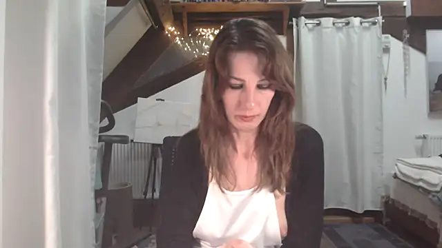 MissDyannis online show from April 6, 8:10 pm