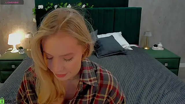 Melanie Ryer online show from November 22, 1:30 am