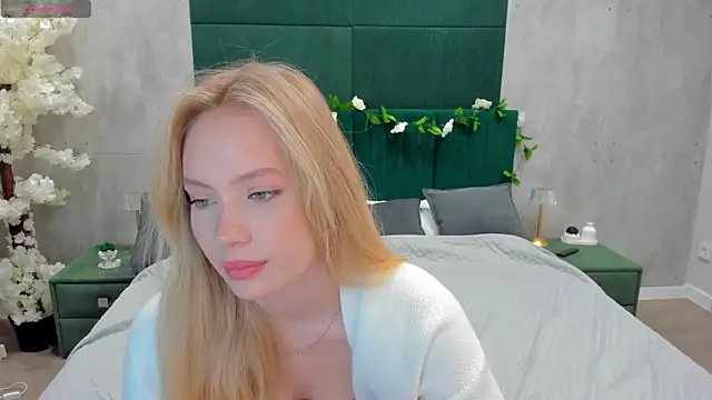 Melanie Ryer online show from November 11, 1:23 am