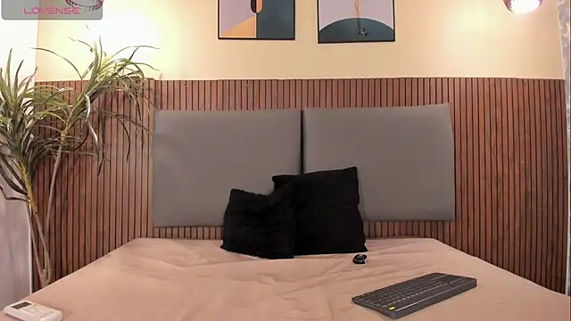 Mia Harvey online show from November 22, 8:33 pm