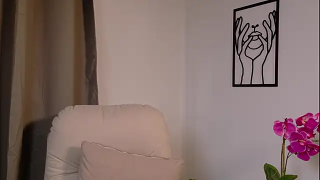 VictoriaNova  online show from February 9, 9:06 pm