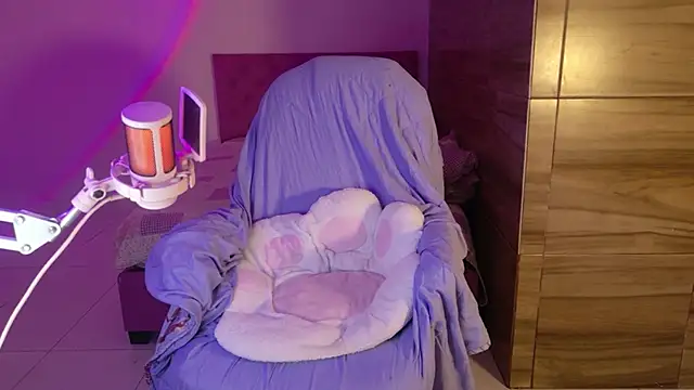 EmillieX online show from November 27, 11:18 pm