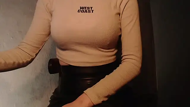 charm  me online show from April 3, 7:01 pm