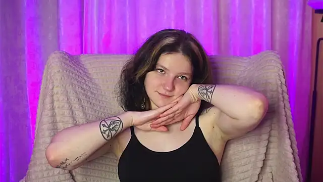 LatinaHuguenin online show from March 18, 7:08 pm