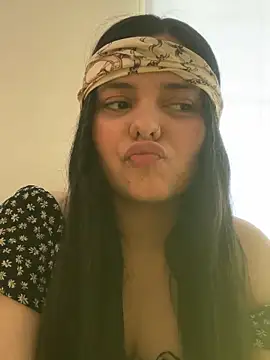 candicewest  online show from April 18, 4:20 pm