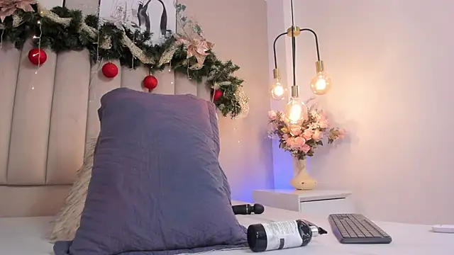 EmilyMiller 22 online show from December 17, 1:04 pm