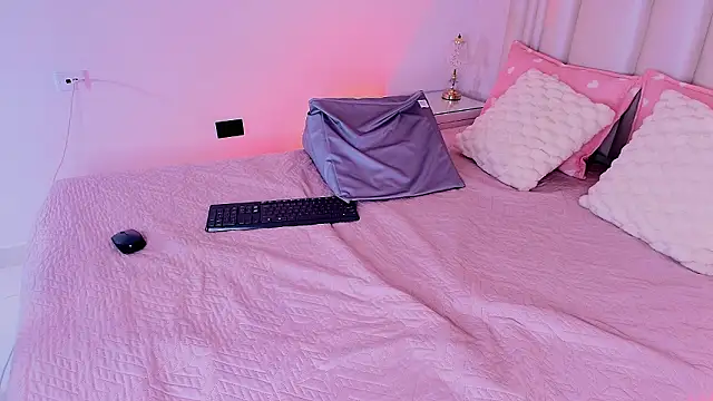 alanarose18 online show from February 17, 7:35 pm