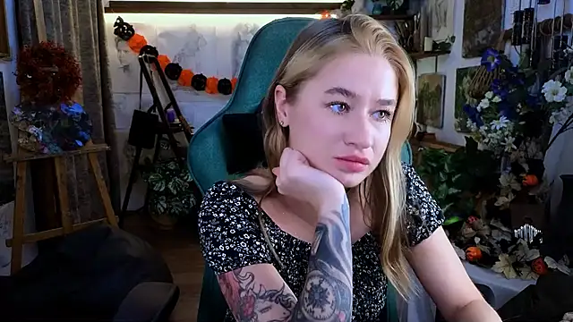 LeilaUvrays online show from November 15, 8:21 pm