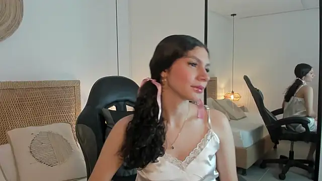 cloee20  online show from December 15, 10:37 pm