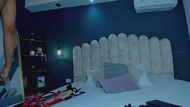 Lilith Russoo online show from December 3, 1:57 pm